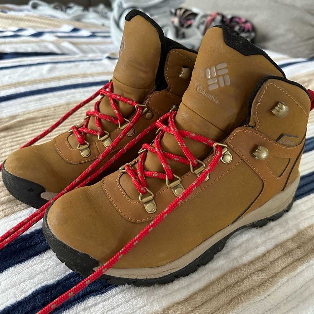Women’s Columbia hiking boots size 7